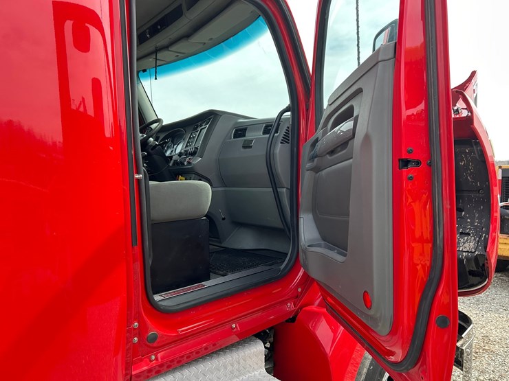 2015-kenworth-t680-image-55