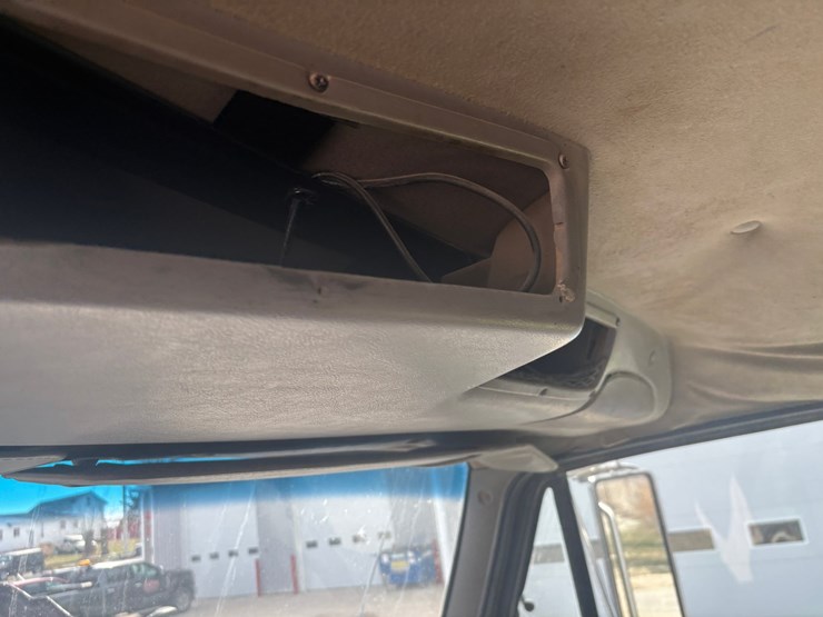 1999-sterling-l9513-image-38