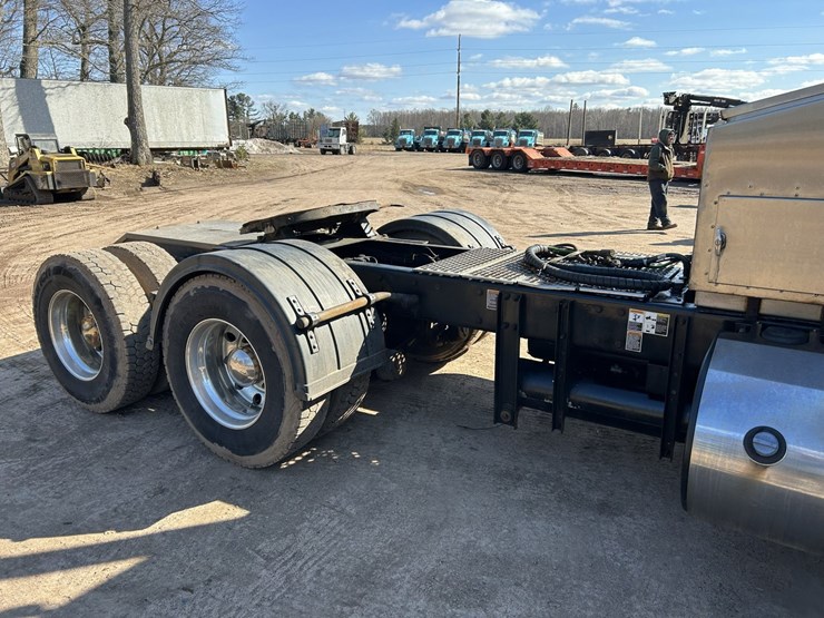 2020-kenworth-t880-image-16