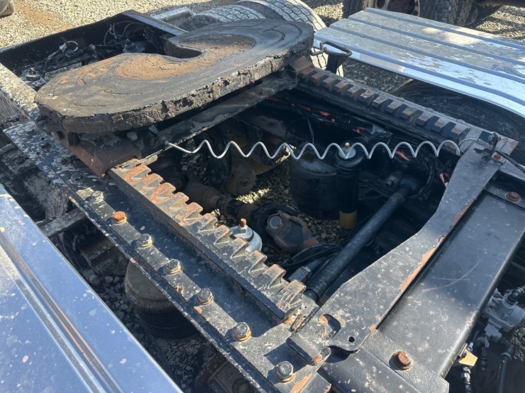 2013-peterbilt-365-image-27