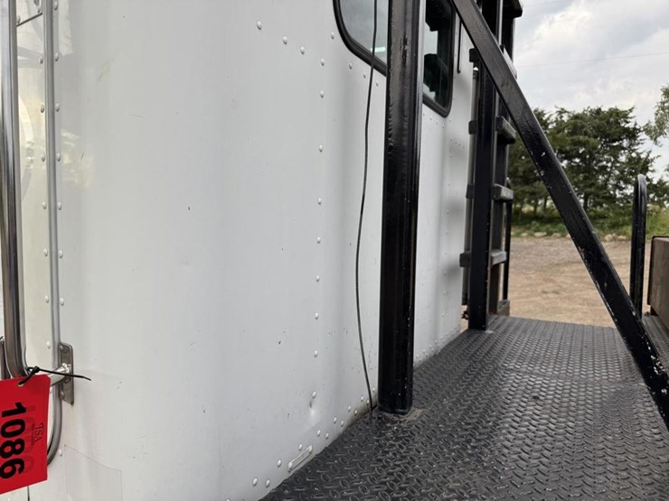 2003-peterbilt-330-image-17