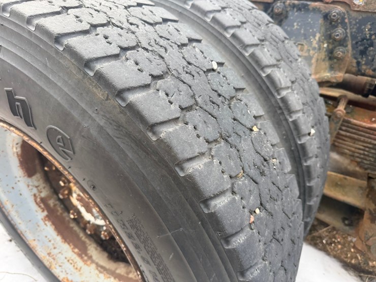 #1117-•-volvo-whitegmc-day-cab-truck-tractor-image-78