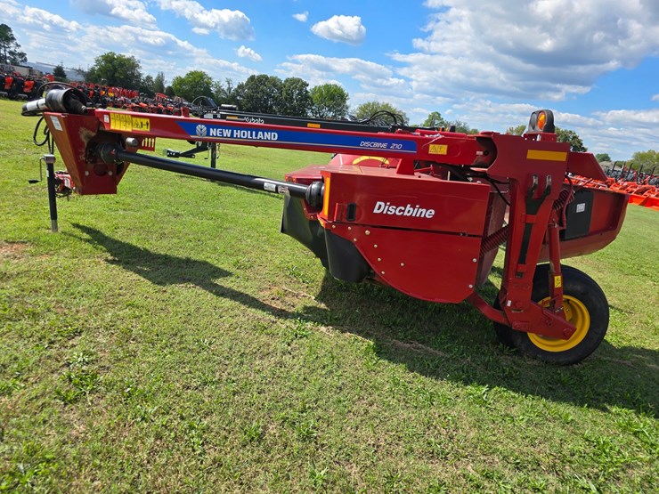 2022-new-holland-210-image-24