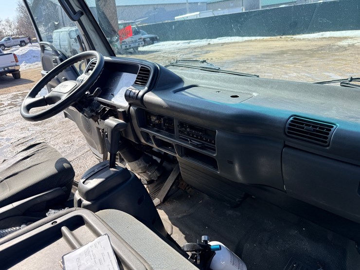 2001-isuzu-npr-image-44