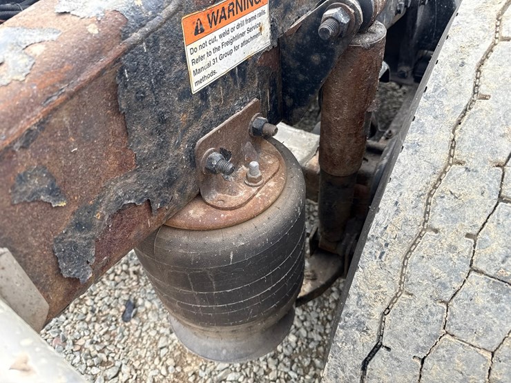 2018-freightliner-122sd-image-37