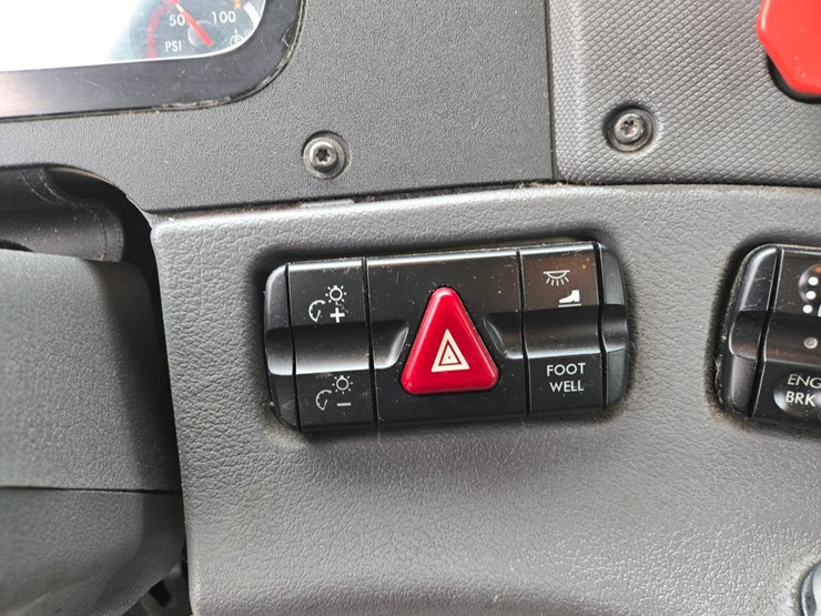 2016-freightliner-cascadia-125-image-61