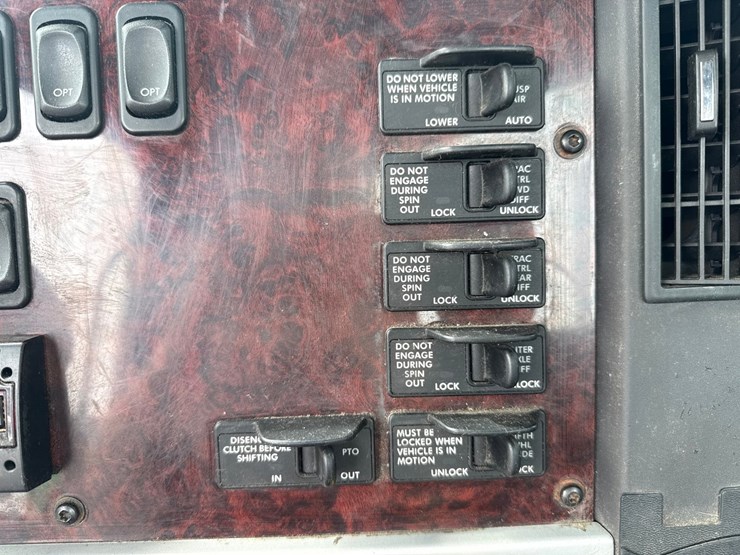 2018-freightliner-122sd-image-65