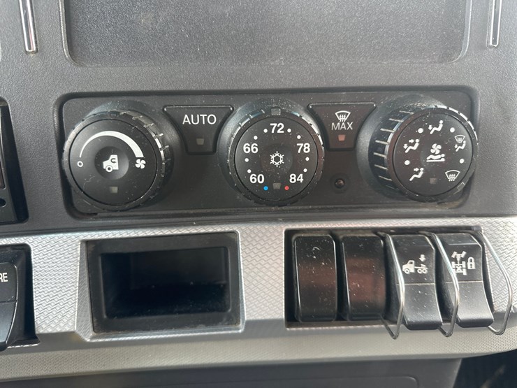 2020-kenworth-t680-image-47