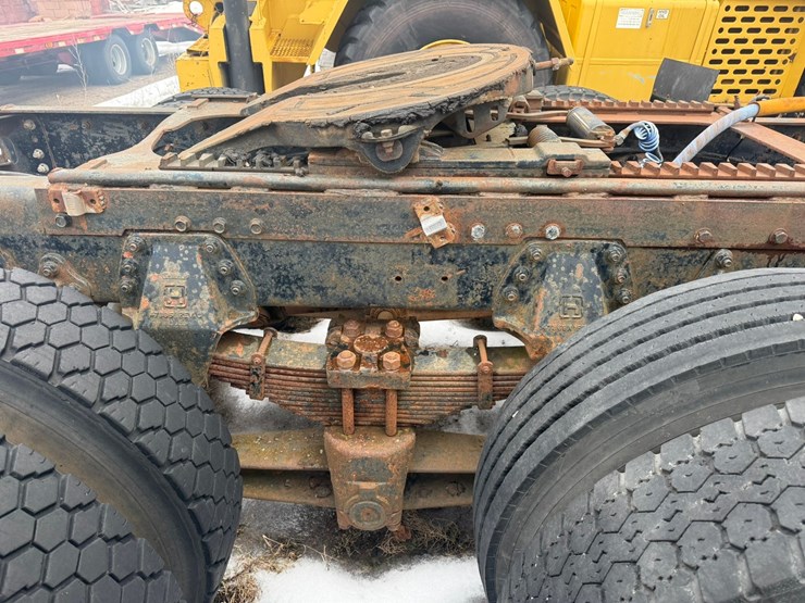 #1117-•-volvo-whitegmc-day-cab-truck-tractor-image-31