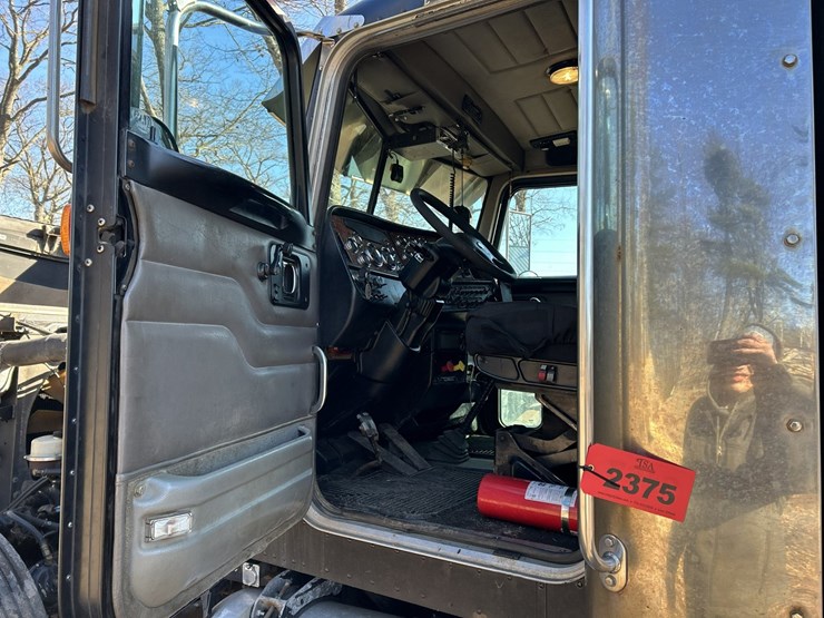 2005-peterbilt-379-image-62