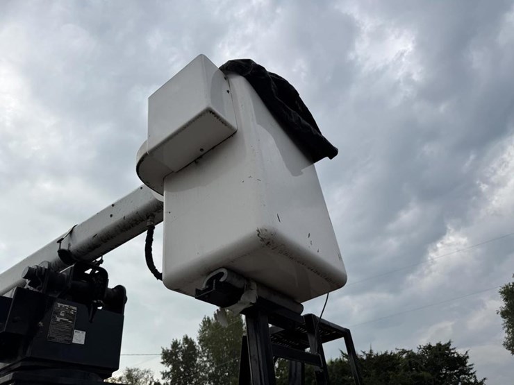 2003-peterbilt-330-image-28