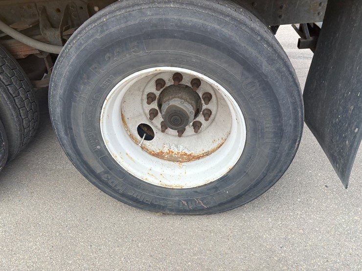 2005-gmc-t7500-image-107