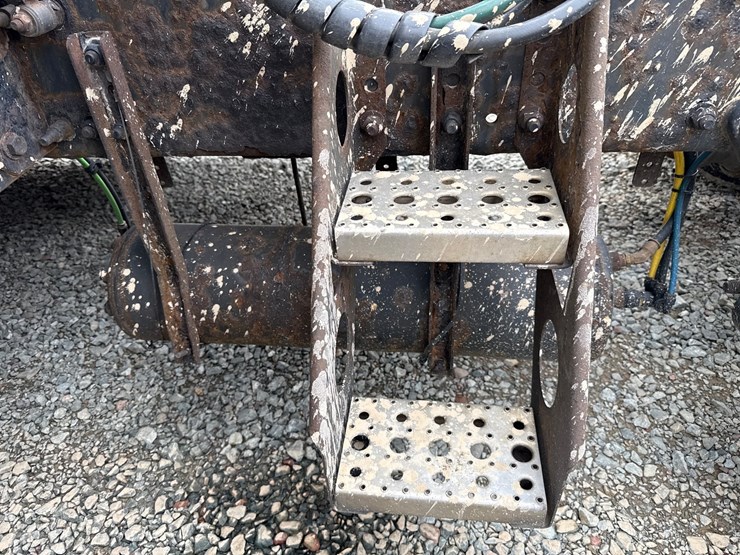 2016-massey-ferguson-8-image-41