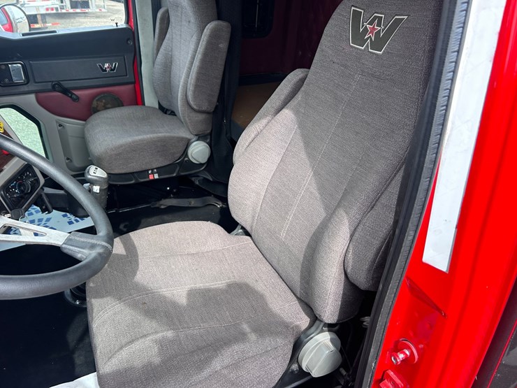 #1009-•-2012-western-star-conventional-4-sleeper-cab-truck-tractor-image-48