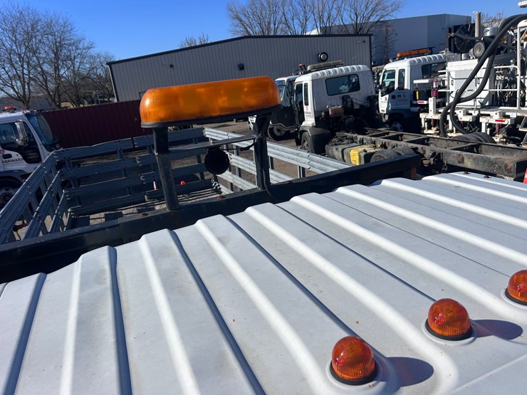 2012-isuzu-npr-image-37