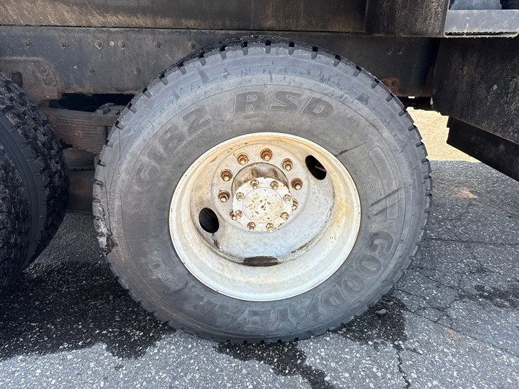 2002-freightliner-fl80-image-66