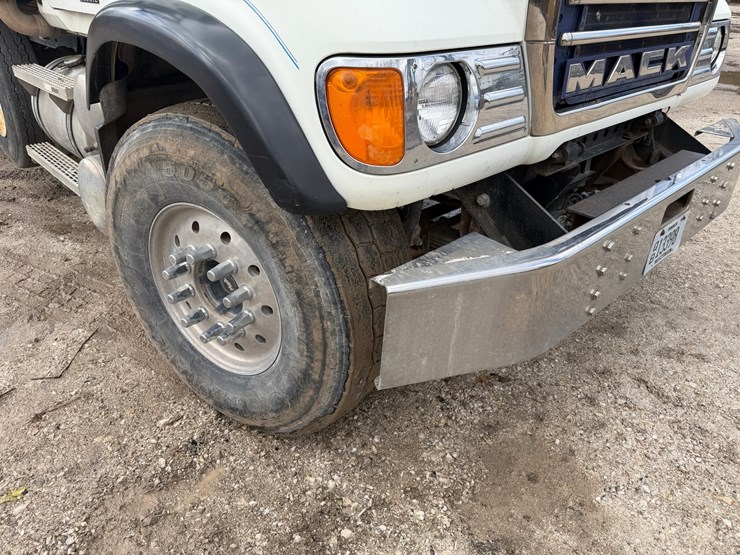 #1049-•-2005-mack-granite-tri-axle-dump-image-27