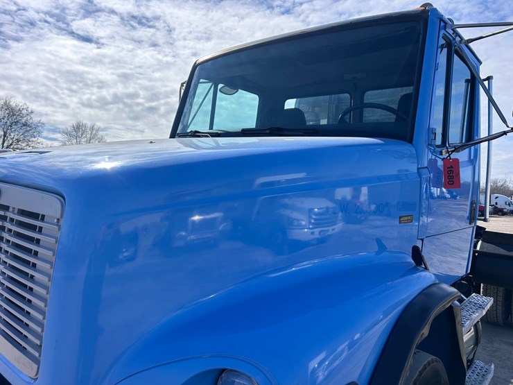 #1680-•-2003-freightliner-day-cab-truck-tractor-image-10
