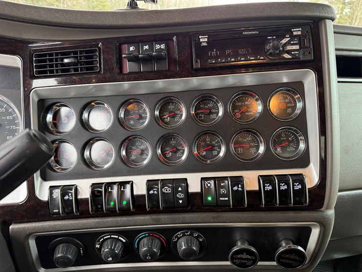 2020-kenworth-t800-image-57