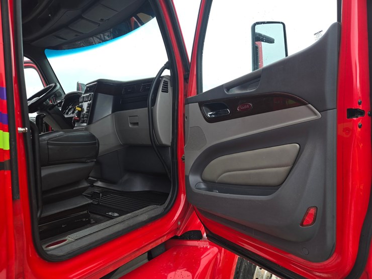 peterbilt-579-image-67