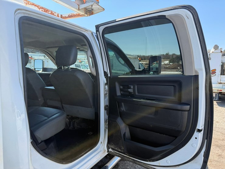 #1061-•-2016-ram-5500-heavy-duty-service-truck-image-32