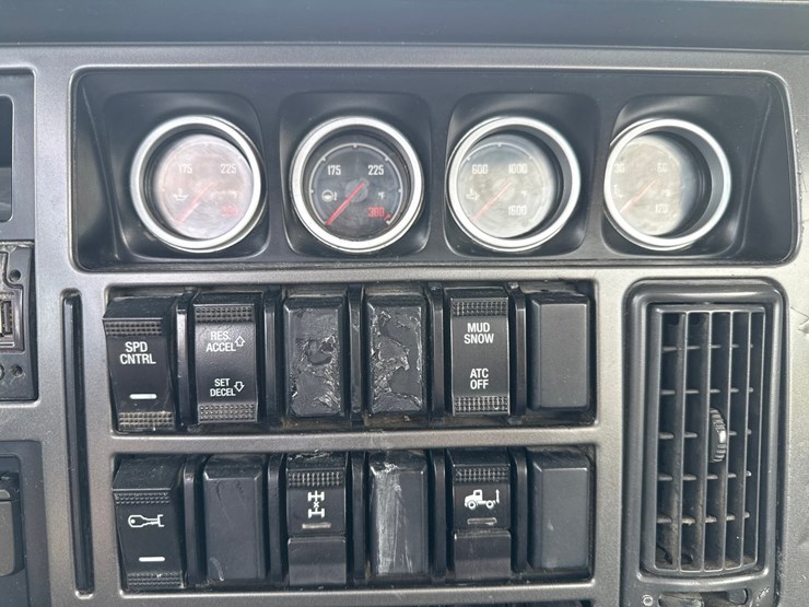 2019-massey-ferguson-8-image-55