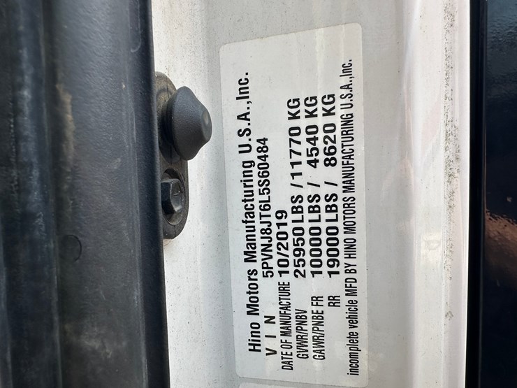 2020-hino-268-image-47