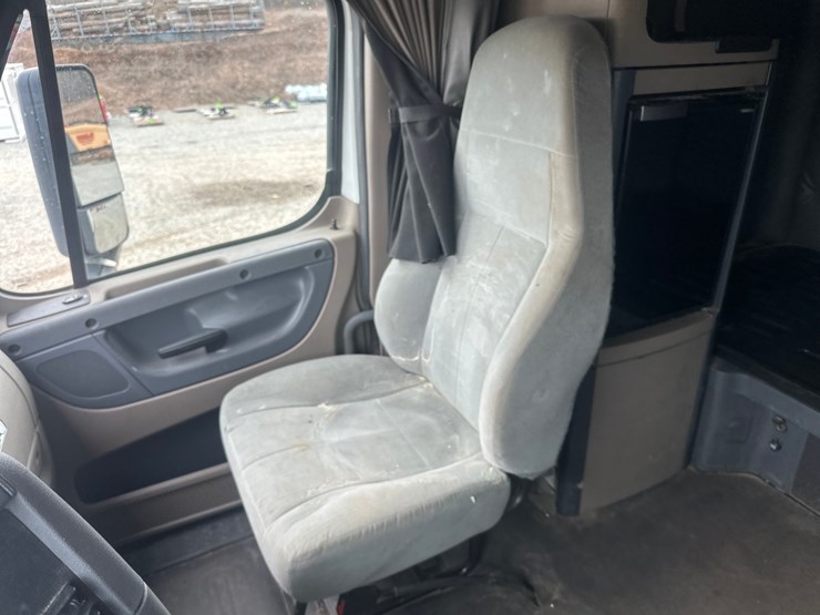 2017-massey-ferguson-8-image-44