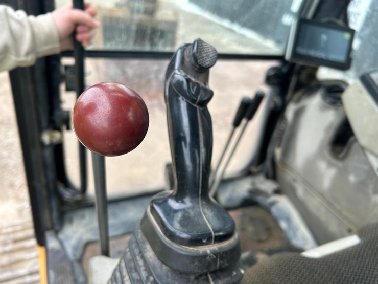 2016-liebherr-r946-lc-image-26