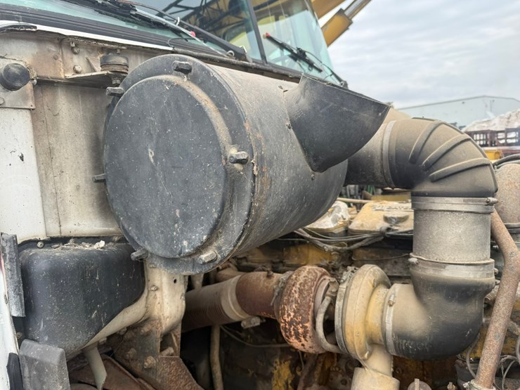 #1117-•-volvo-whitegmc-day-cab-truck-tractor-image-25