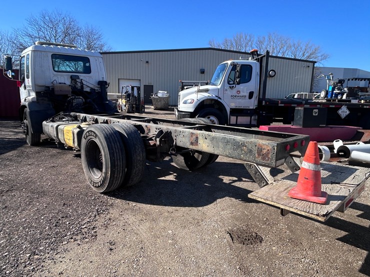 #1694-•-2004-isuzu-cab-and-chassis-image-3