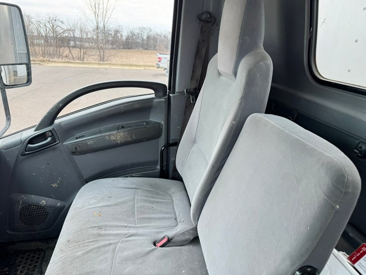 2019-isuzu-nrr-image-33