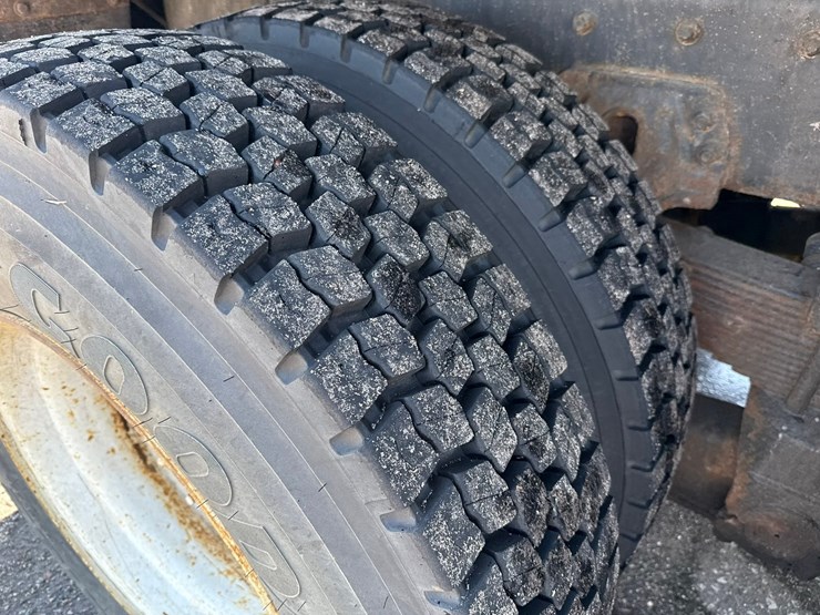 2002-freightliner-fl80-image-65