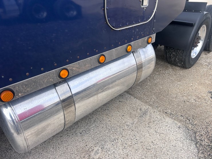 2000-peterbilt-379-image-13