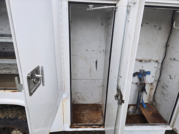 2011-ford-f550-image-23