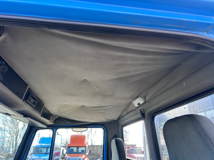 #1680-•-2003-freightliner-day-cab-truck-tractor-image-47