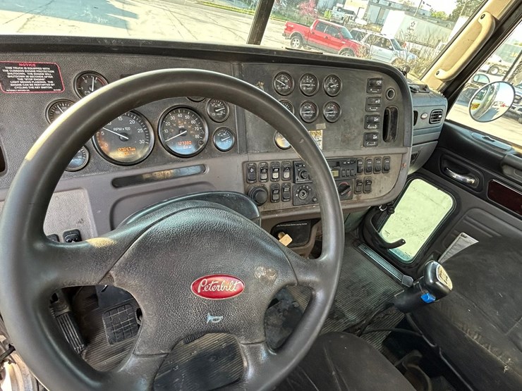 peterbilt-365-image-96
