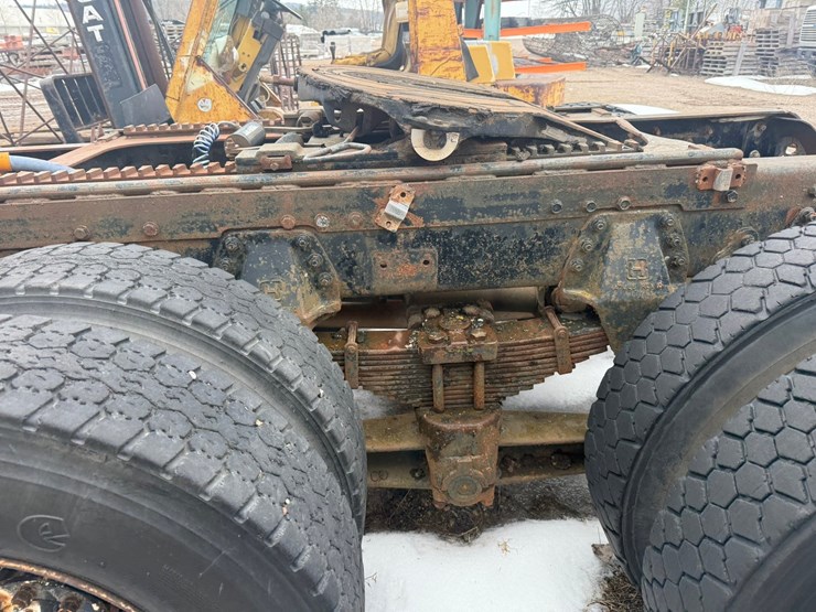 #1117-•-volvo-whitegmc-day-cab-truck-tractor-image-28