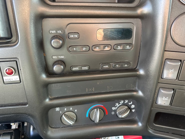 2005-massey-ferguson-8-image-33