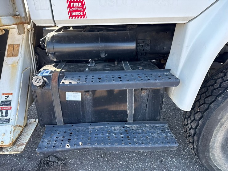 2002-freightliner-fl80-image-46