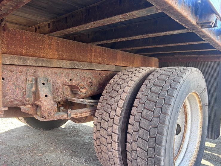 2013-isuzu-npr-image-30