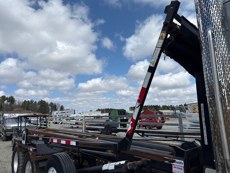 2016-massey-ferguson-8-image-46