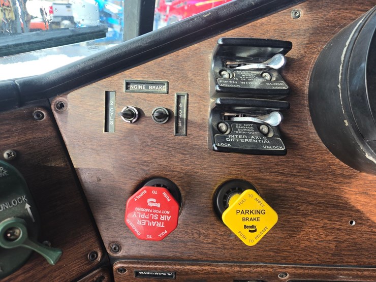 1992-massey-ferguson-8-image-73