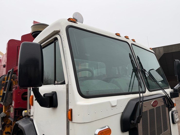 #1360-•-2019-peterbilt-pb520-side-load-garbage-truck-image-20