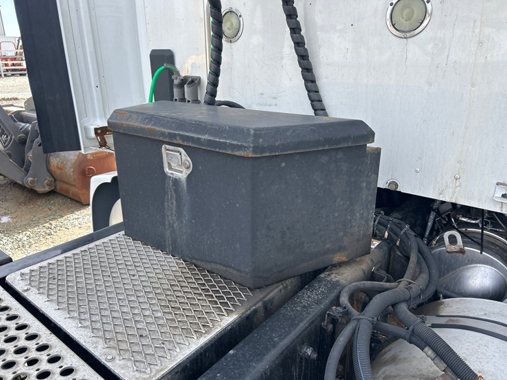 2017-kenworth-t680-image-39