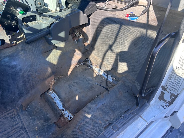 #1694-•-2004-isuzu-cab-and-chassis-image-33