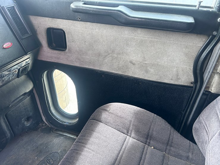 2000-peterbilt-379-image-47