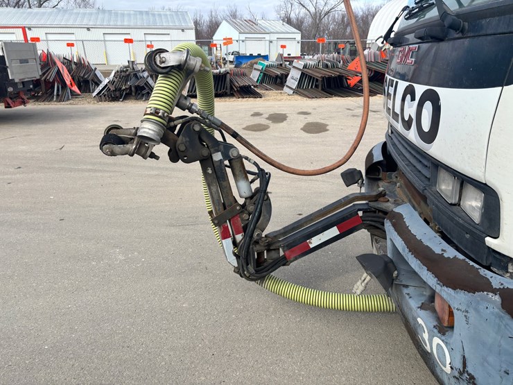 2005-gmc-t7500-image-9