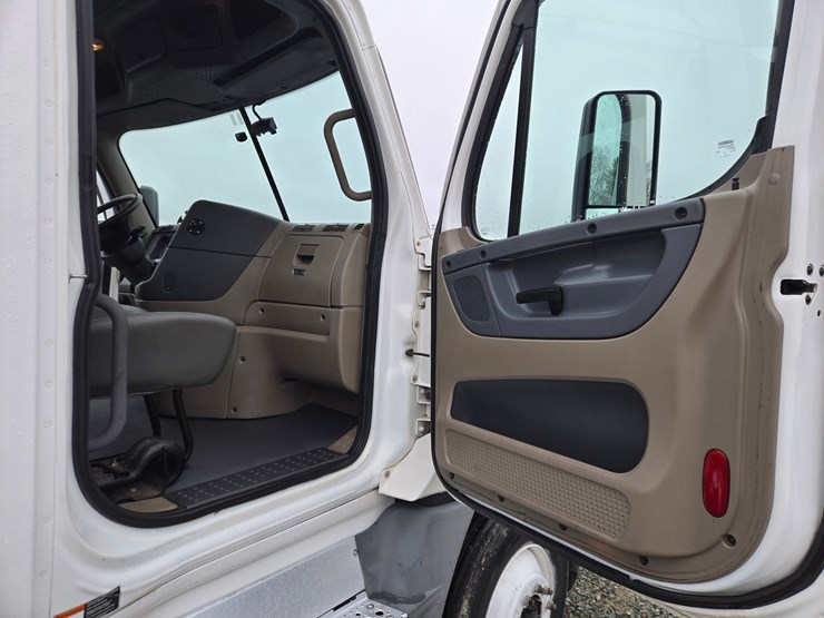 2016-freightliner-cascadia-125-image-52