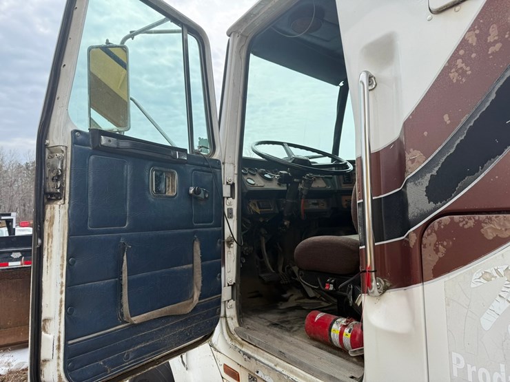 #1117-•-volvo-whitegmc-day-cab-truck-tractor-image-59